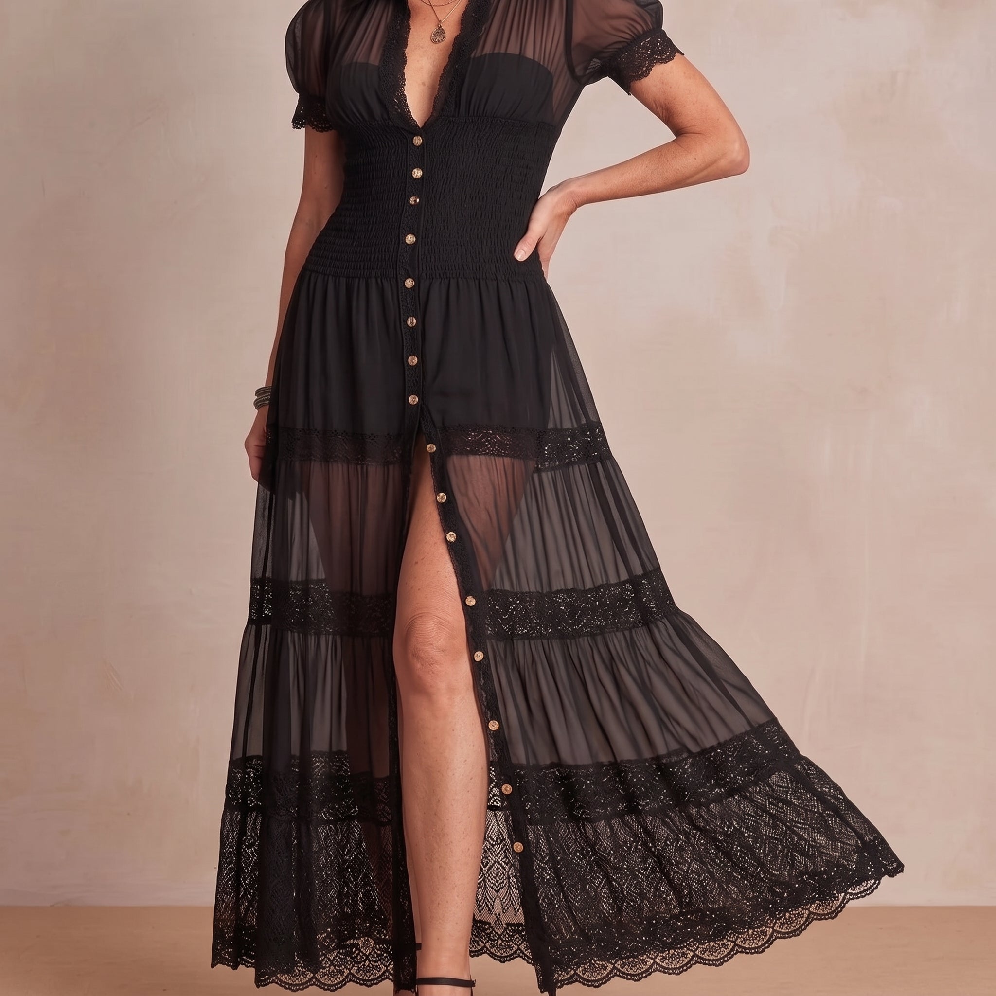 Noir Romance – Abito Lungo in Pizzo con Spacco