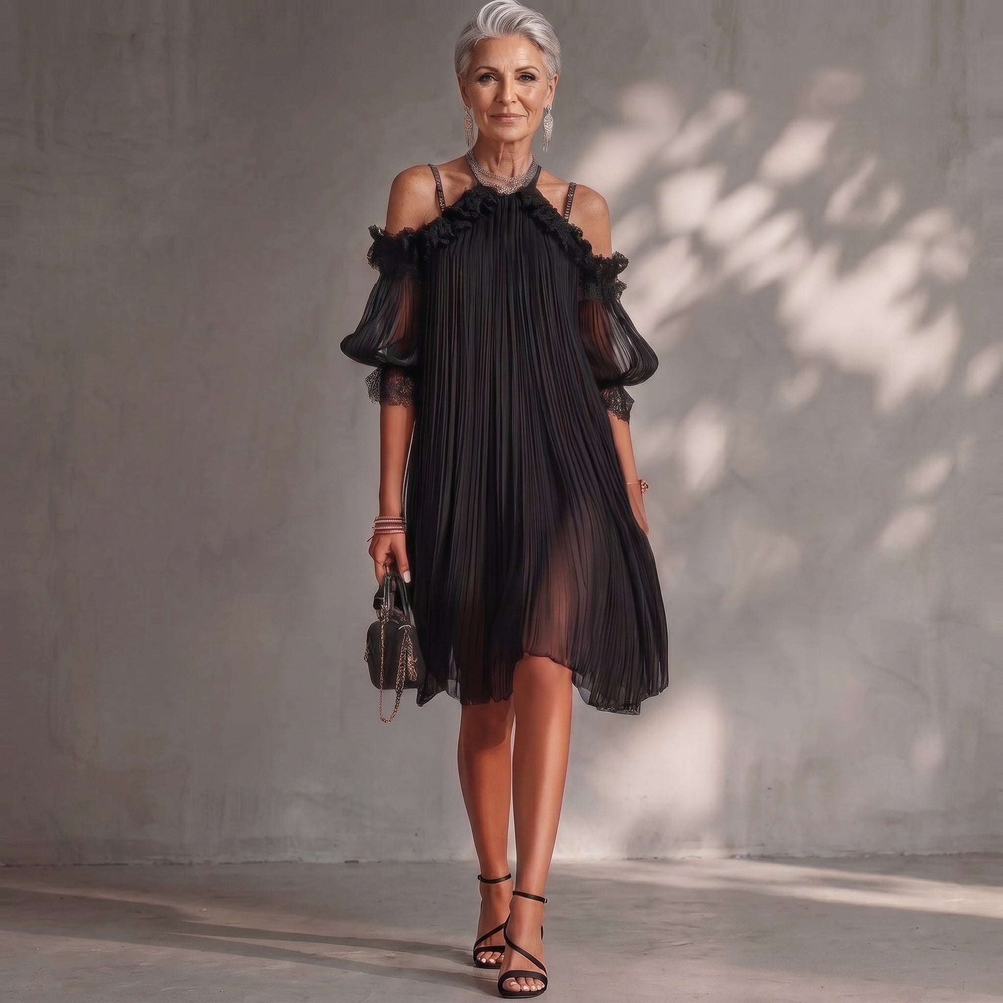 Vittoria | Mini abito nero in chiffon con spalle scoperte e bordo in pizzo