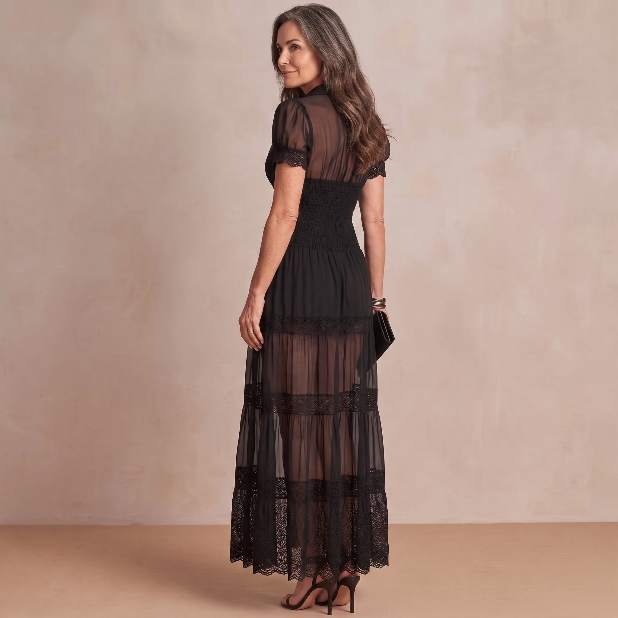 Noir Romance – Abito Lungo in Pizzo con Spacco