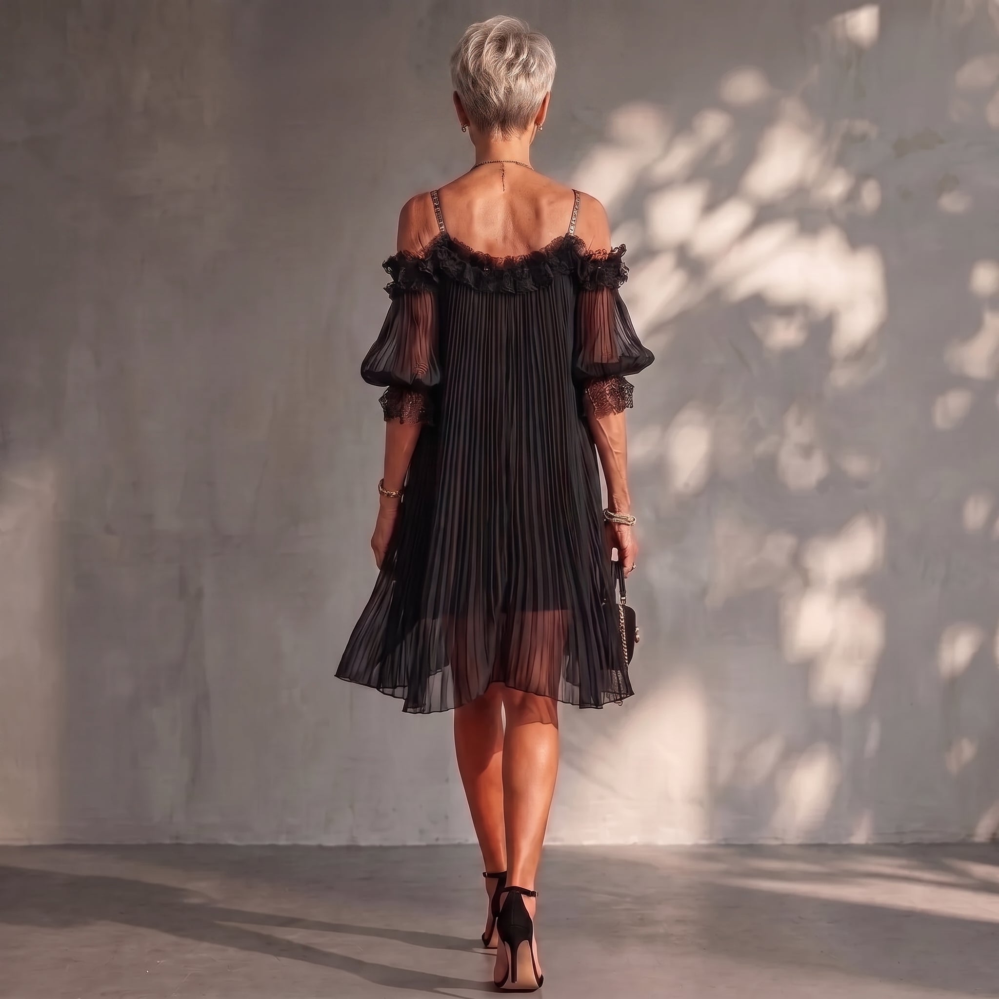 Vittoria | Mini abito nero in chiffon con spalle scoperte e bordo in pizzo