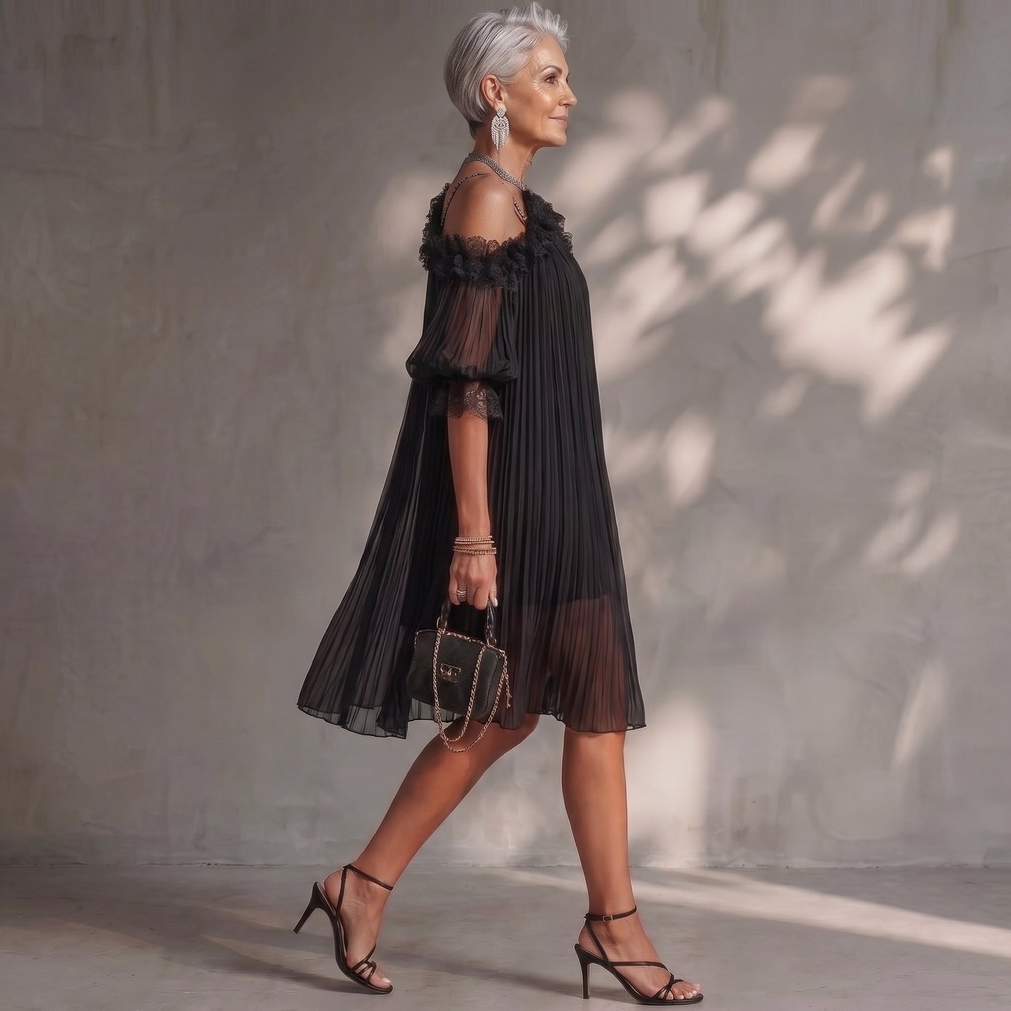 Vittoria | Mini abito nero in chiffon con spalle scoperte e bordo in pizzo